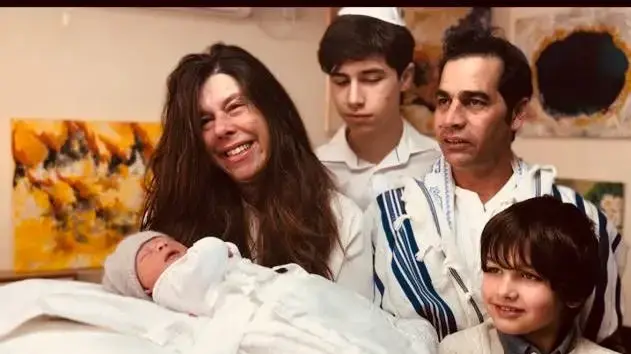 הברית של בנו השלישי של אביב גפן עם האם הטריה שרון קאופמן ושני בניו של גפן, אליוט ודילן.