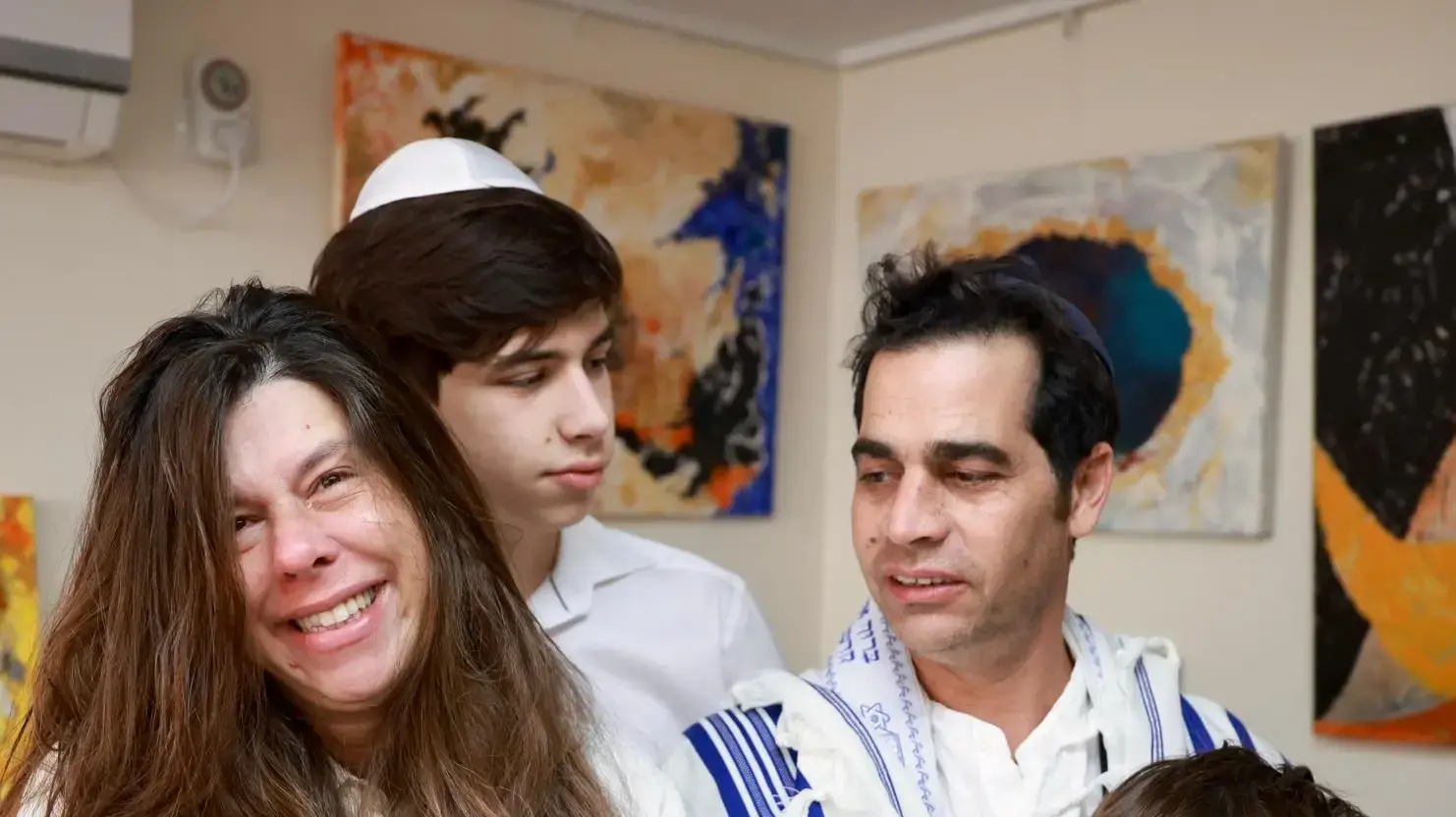 הברית של בנו השלישי של אביב גפן עם האם הטריה שרון קאופמן ושני בניו של גפן, אליוט ודילן.