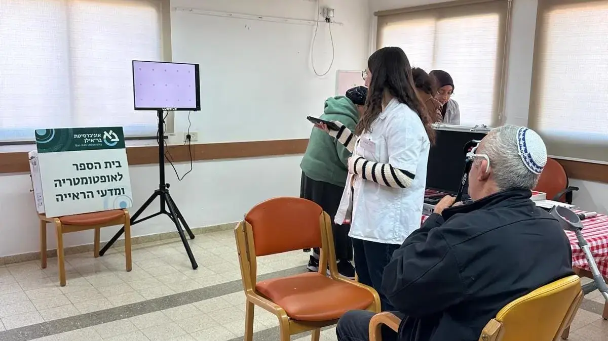 בדיקות ראייה לבנות ובני הגיל השלישי