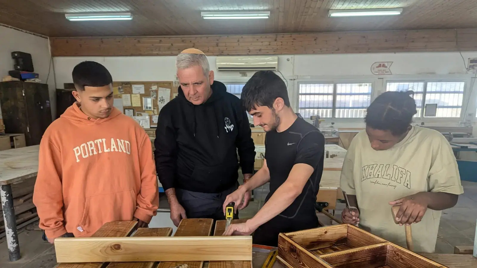 התלמידים בנו ספסלים לעילוי נשמת אלמוג פרג' ז״ל