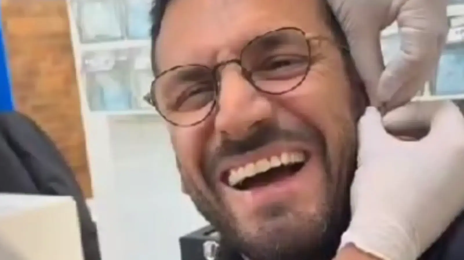 אלירז שדה מתחדש בעגיל באוזנו