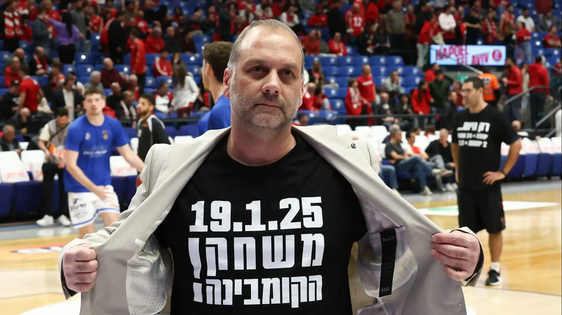 חן שניידרמן יו"ר מכבי רמת גן עם חולצת מחאה
