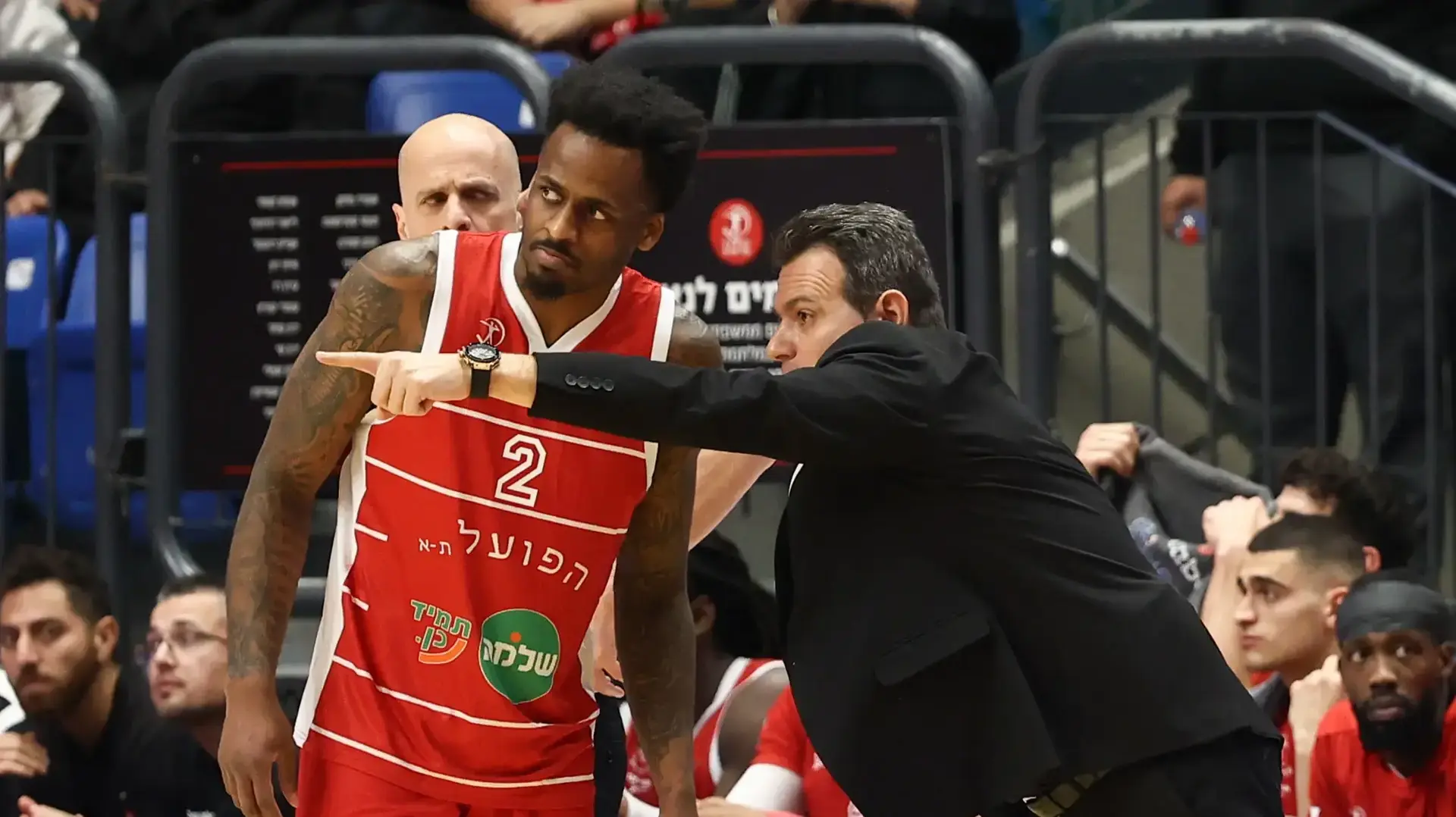 מאמן הפועל תל אביב דימיטריס איטודיס לצד אנטוניו בלייקני