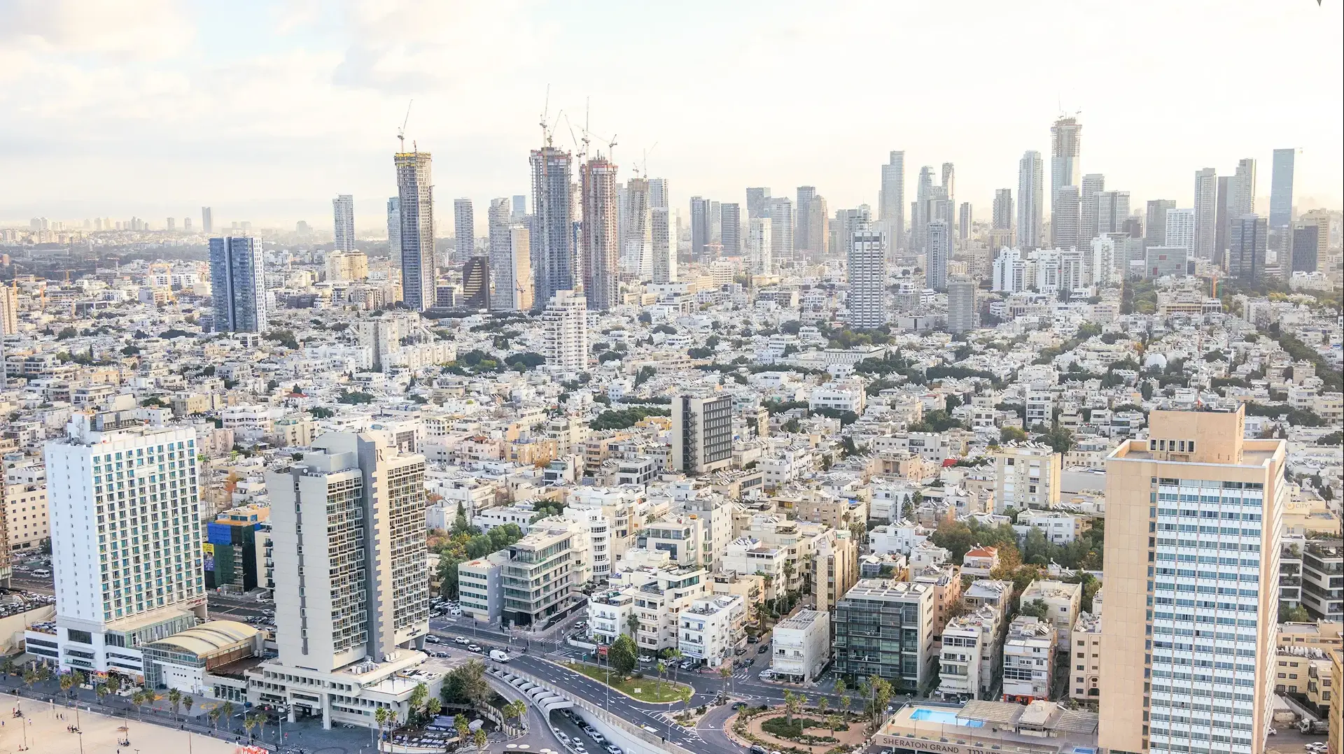 מבט מהאויר על מגדלי חוף הים של תל אביב, 13 בדצמבר 2024