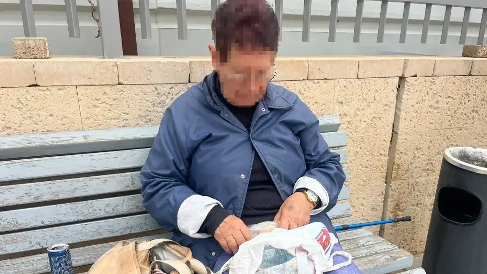 שרה, אלמנה בת 78 מרמת גן , אשר שני אנשים שדדו אותה לאחר שהתחזו לעובדי עיירה,