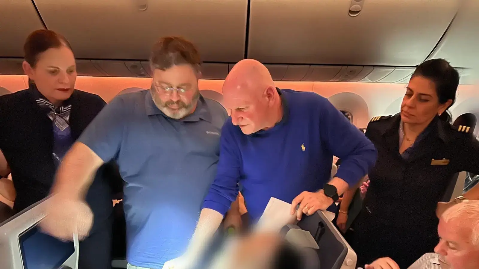 פרופ׳ יורם וייס העומד בראש המרכז הרפואי הדסה, העניק הלילה טיפול רפואי מציל חיים לאדם שעבר התקף לב בטיסת אל על