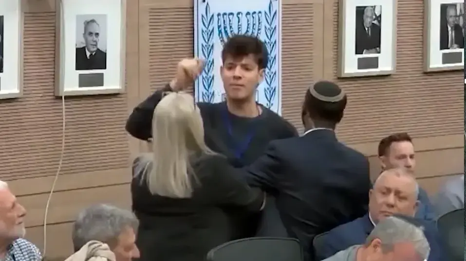 יונתן שלו, לוחם ביחידת מגלן וממקימי תנועת "כתף אל כתף" שקוראת לגיוס שוויוני, מגורש מועדה בכנסת