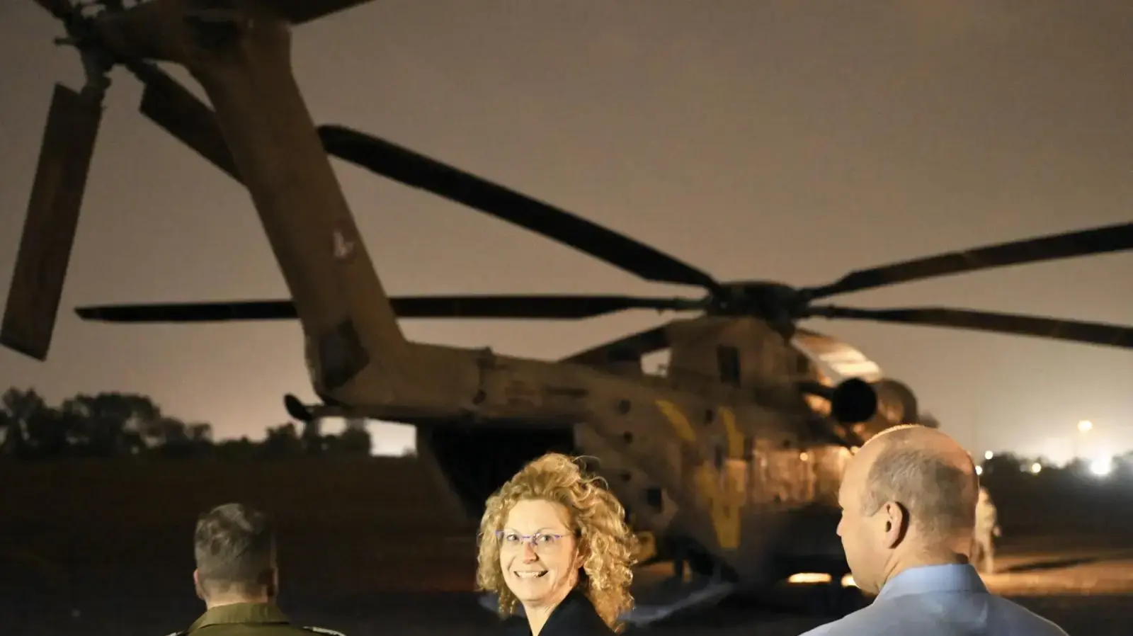 רגע הנחיתה של החטופות במרכז הרפואי וולפסון