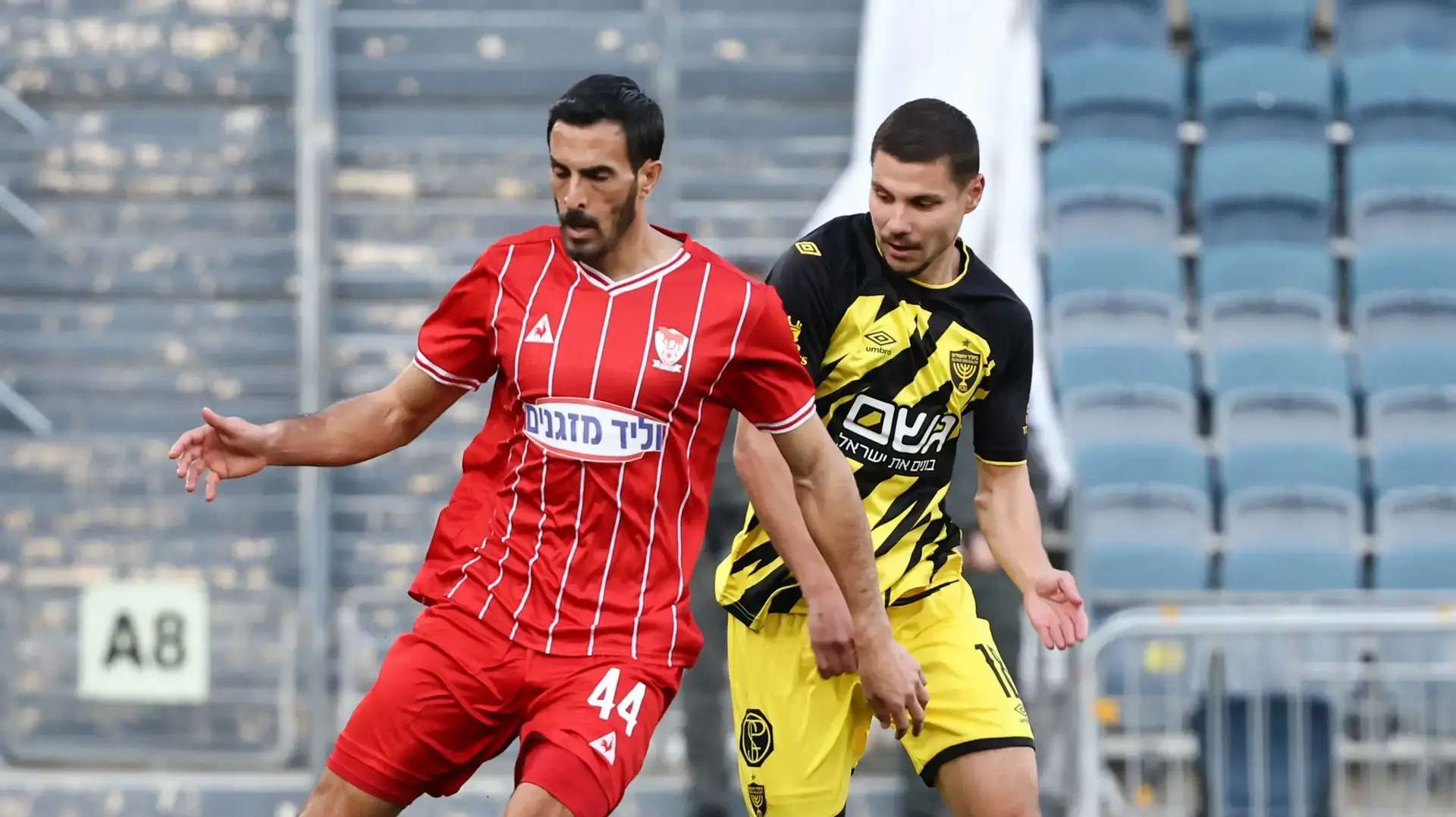 שחקן בני סכנין, חאתם עבד אלחמיד, מול שחקן בית"ר ירושלים, גריגורי מורוזוב