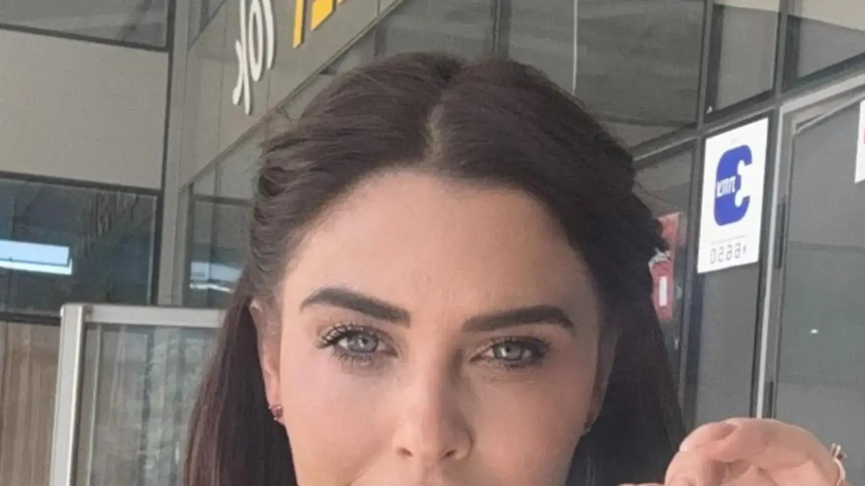 מיטל אדרי קוראת לחתום על כרטיס אדי