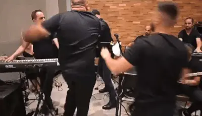 עופר לוי חוטף מכות במהלך הופעה