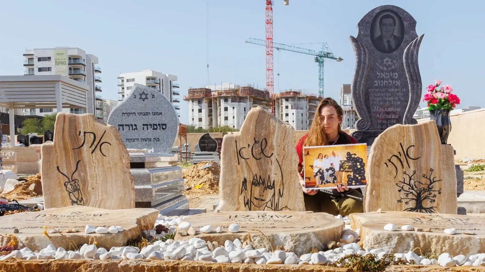 תומר זק לצד קבריה של בני משפחתה