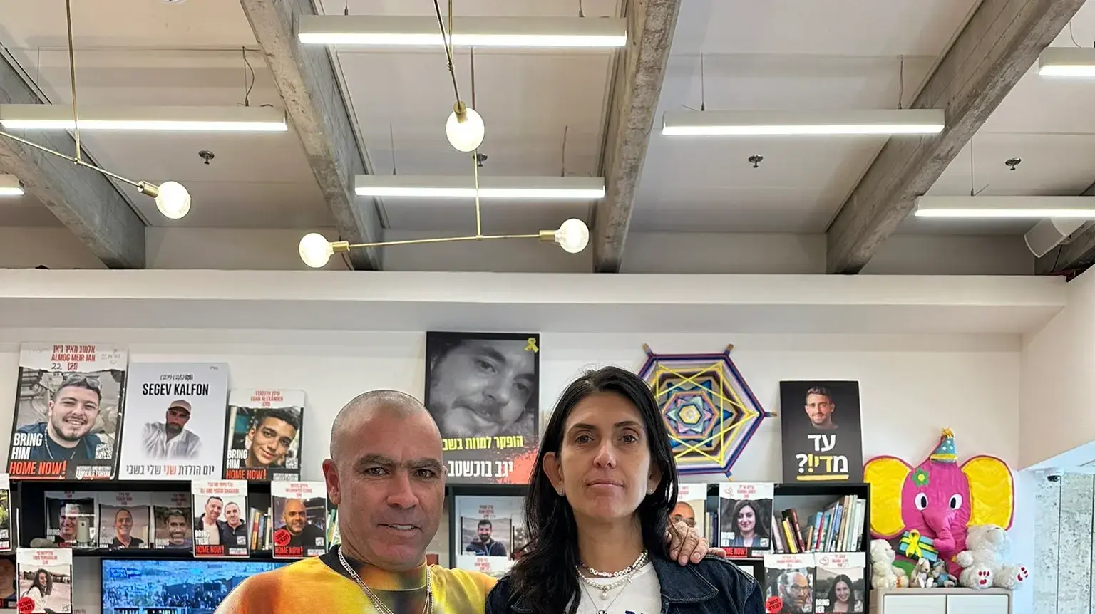 כדורגלן העבר פיני בלילי לצד שלי שם טוב, אמו של עומר שם טוב החטוף בעזה
