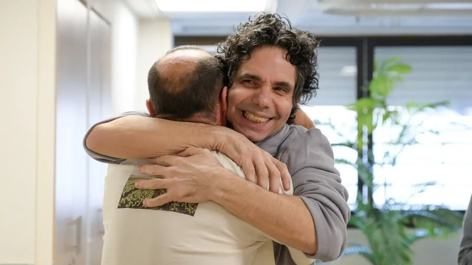 עופר קלדרון מתאחד עם משפחתו