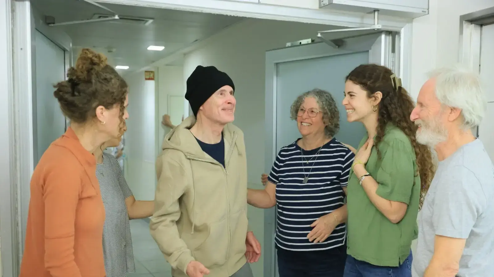 קית' סיגל מלווה באשתו אביבה במפגש ראשון ומרגש עם בנותיו: אילן, גל ושיר; ואחיו לי, בבית החולים איכילוב.