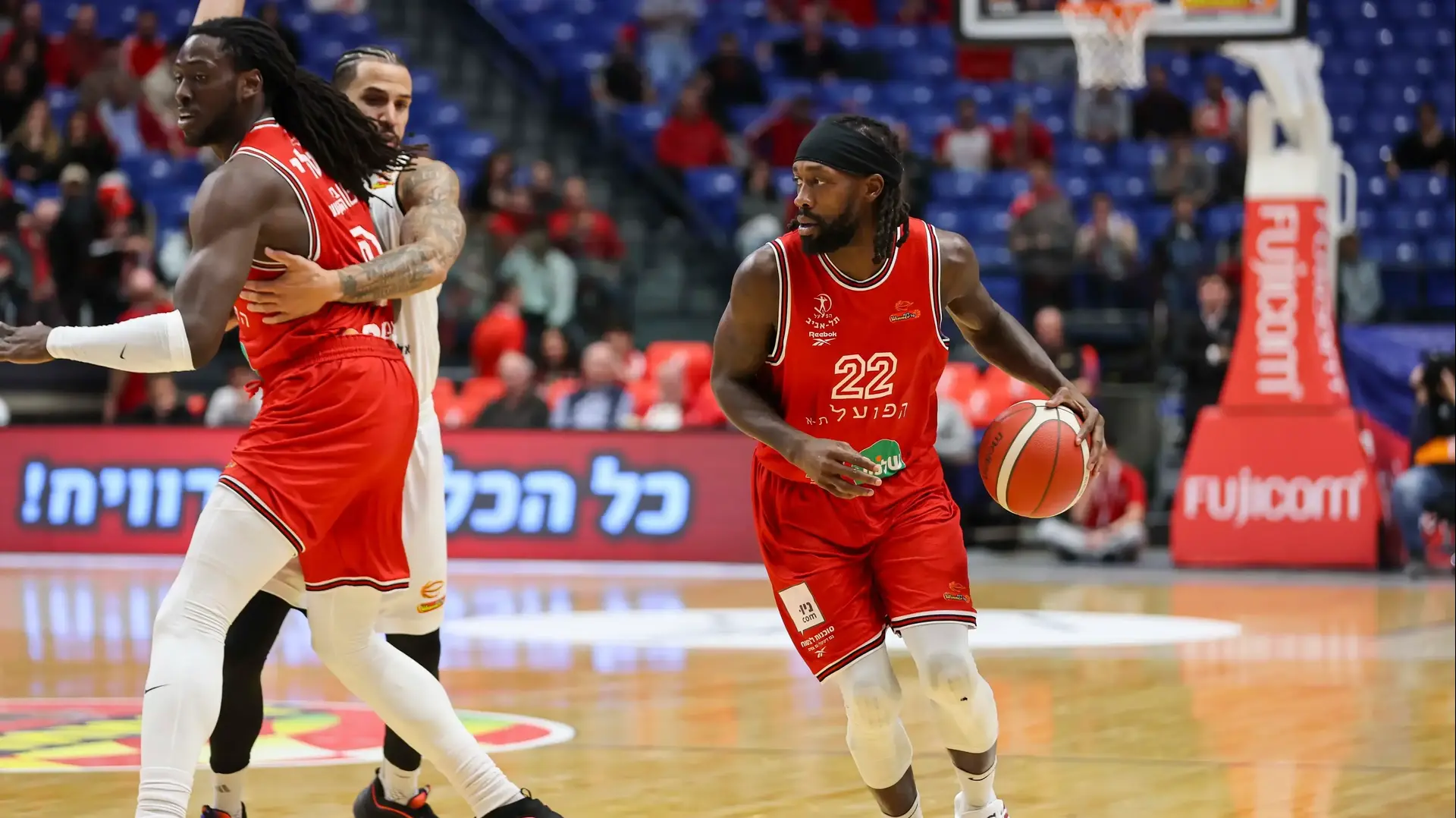 שחקן הפועל תל אביב פטריק בוורלי מקבל חסימה של ג'ונתן מוטלי שחקן הפועל תל אביב פטריק בוורלי מקבל חסימה של ג'ונתן מוטלי