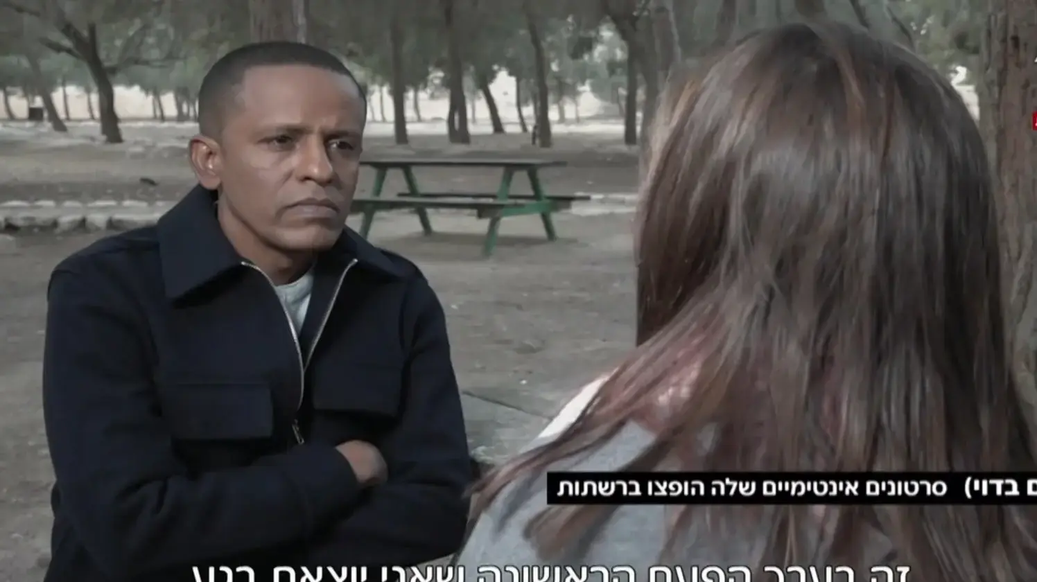 ברהנו טגניה מראיין את אחת המתאמנות במכון הכושר ביבנה