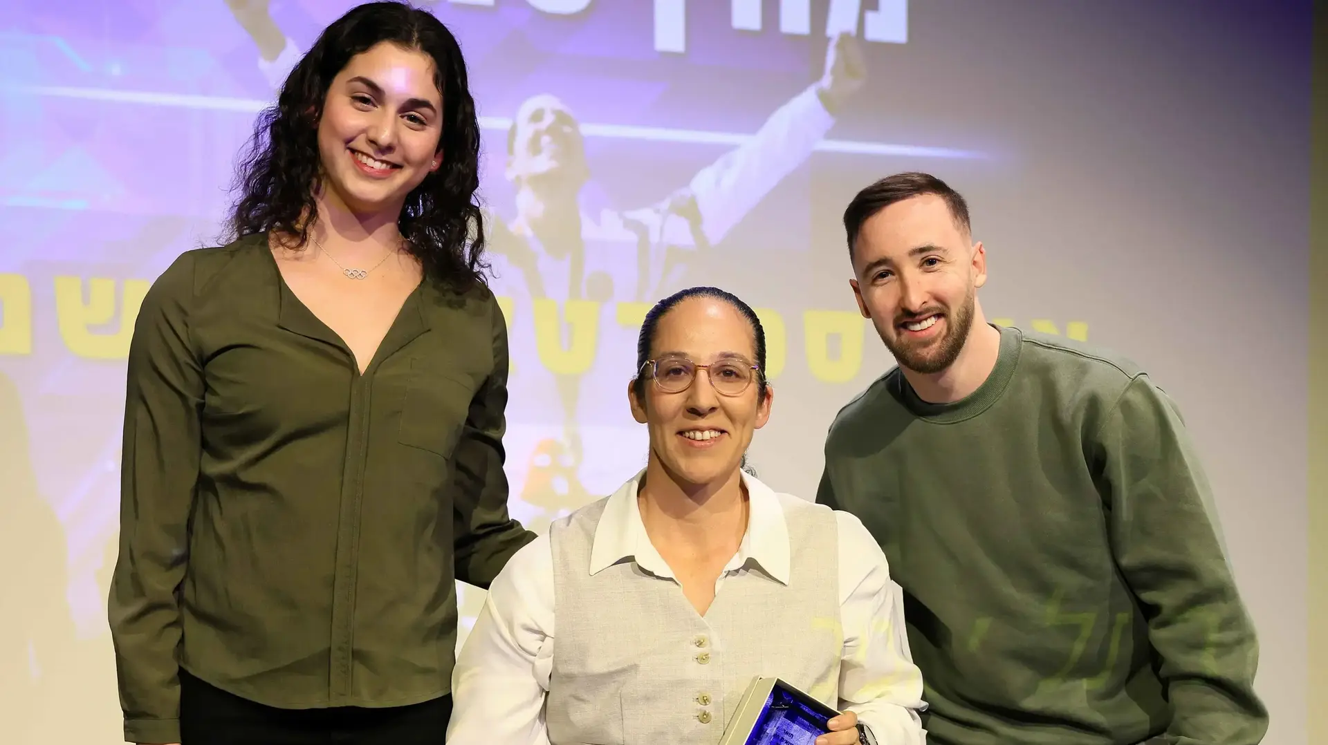 מורן סמואל מקבלת את פרס ספורטאי השנה של הוועד הפראלימפי, איתה המתעמל ארטיום דולגופיאט, המתעמלת האומנותית אופיר שחם מורן סמואל מקבלת את פרס ספורטאי השנה של הוועד הפראלימפי, איתה המתעמל ארטיום דולגופיאט, המתעמלת האומנותית אופיר שחם