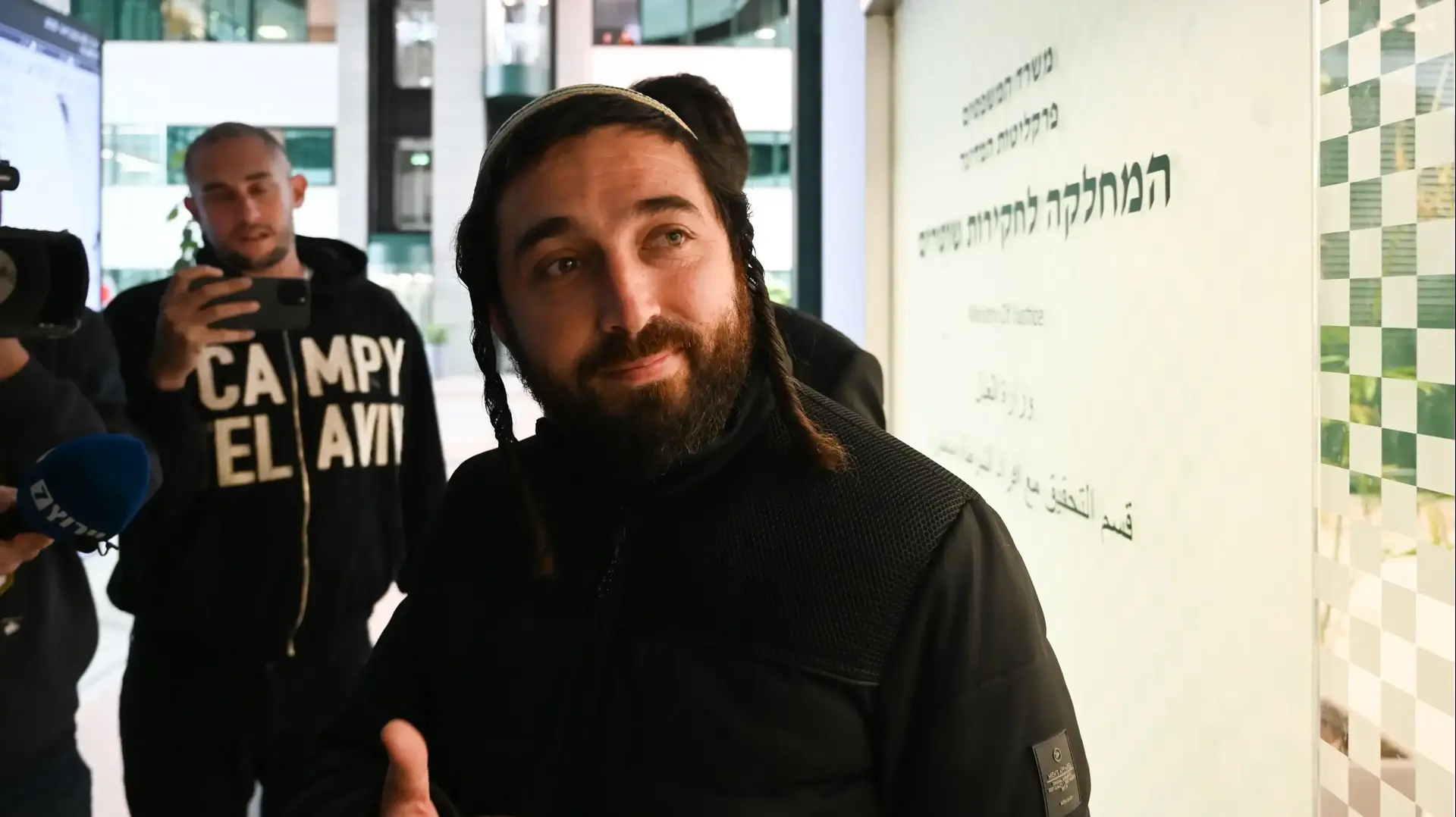 צבי סוכות מגיע למתן עדות, מח"ש, 6 בפברואר 2025