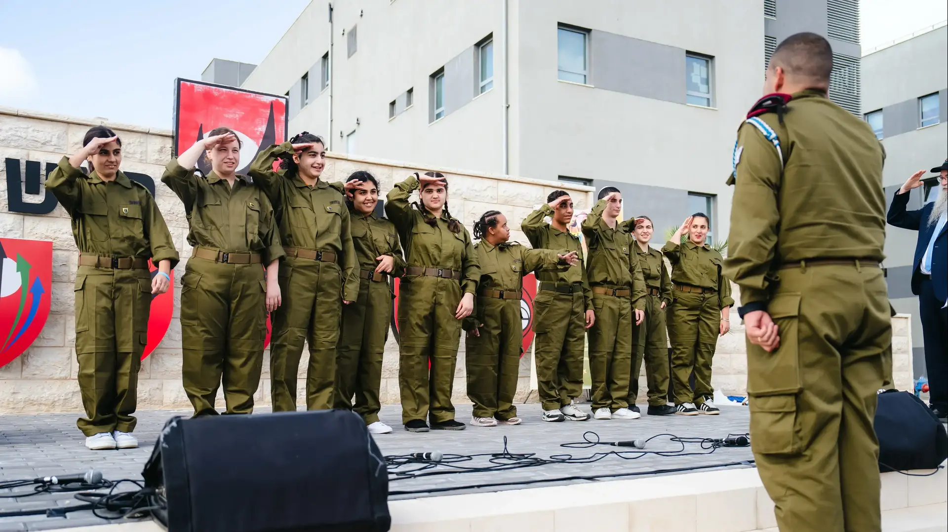 יחידת אדמה של 'גדולים במדים'