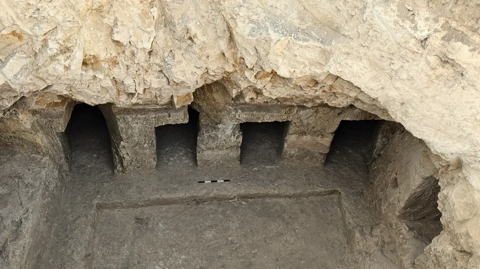 מערת קבורה מהתקופה הרומית המאוחרת נחשפה בשבי שומרון