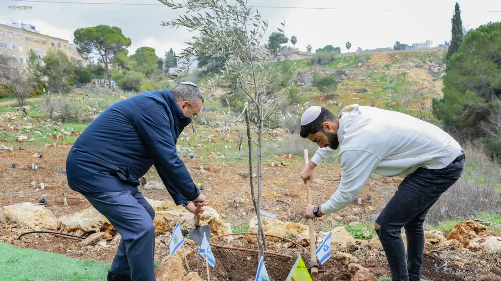 ראש העיר נוטע עץ עם עם גיבור ישראל הראל סעידוב