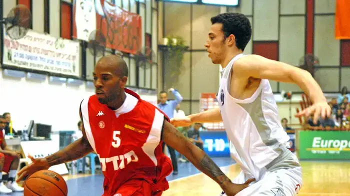 שחקן הפועל ירושלים ראמל קארי נשמר על ידי שחקן בני השרון ניצן חנוכי