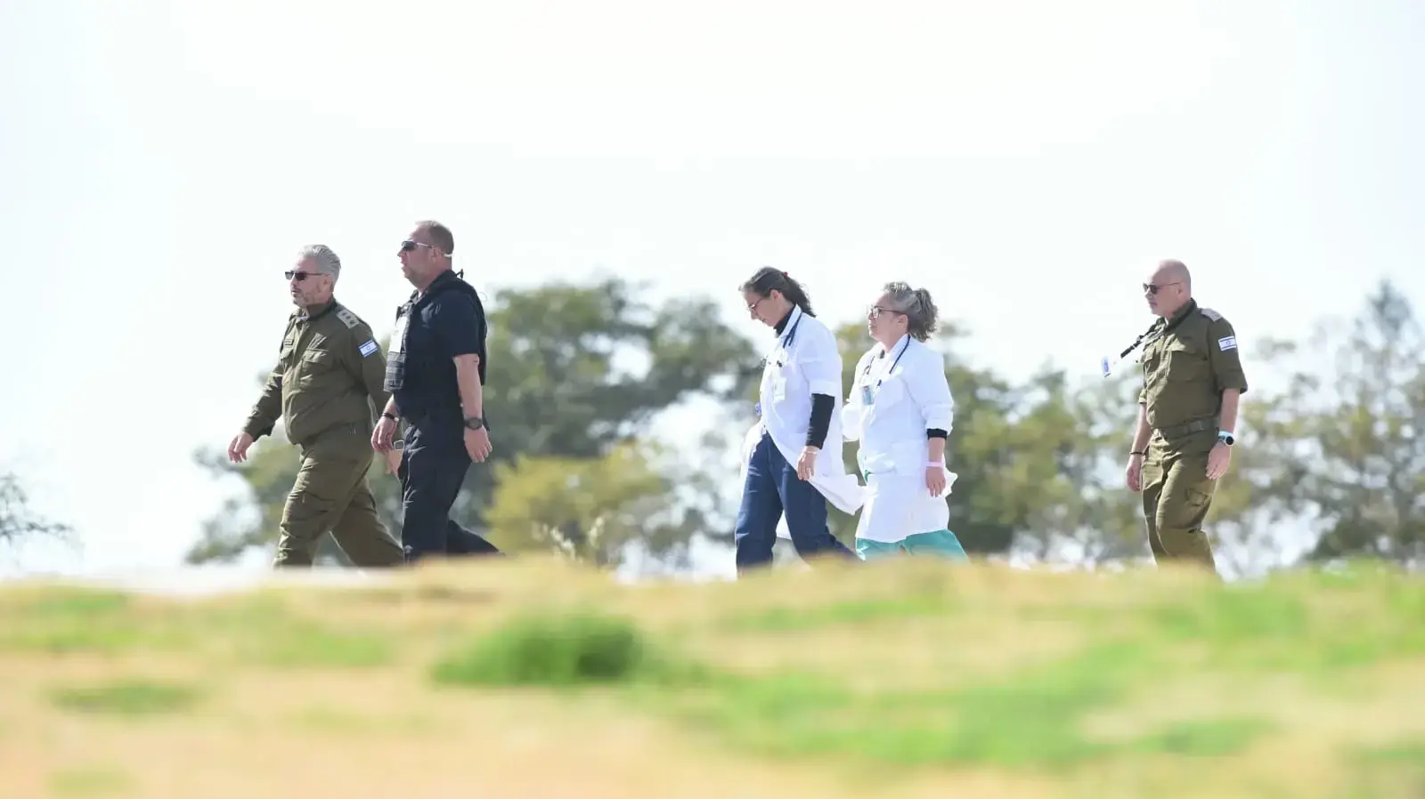 צוות רפואי בדרך למסוק בו החטופים השבים, בית החולים שיבא תל השומר, 15 בפברואר 2025