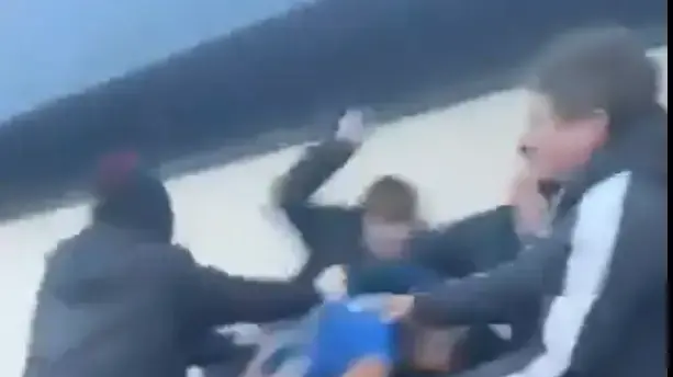 אוהדים תוקפים שחקן כדורגל באנגליה אוהדים תוקפים שחקן כדורגל באנגליה