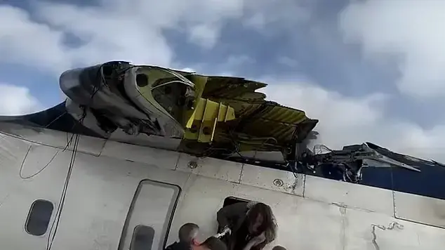 המשפיען תיעד עצמו נחלץ מהמטוס שהתהפך בטורונטו: "תזיז את הטלפון ותצא!"
