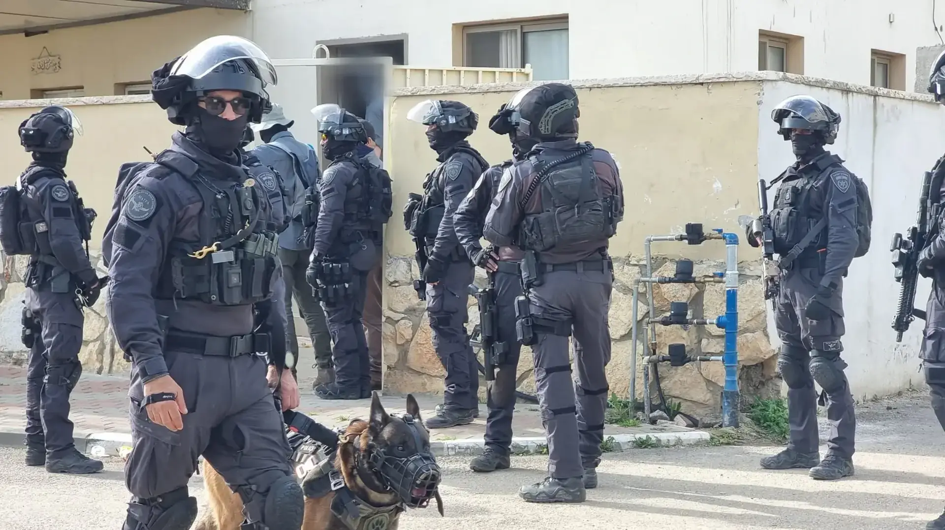 שוטרי המחוז הצפוני בשיתוף לוחמי מג"ב ושוטרי מתפ"א סייעו לפקחי הרשות לאכיפה במקרקעין למימוש צווי הריסה של מבנים השייכים לעבריינים מהישוב טובא זנגריה, 19 בפברואר 2025