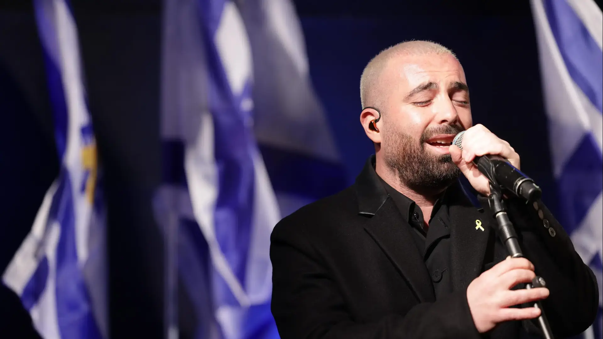 עומר אדם שר בכיכר החטופים. ביום החזרתם של החללים עודד ליפשיץ ושירי, כפיר ואריאל ביבס. 20 בפברואר 2025 עומר אדם שר בכיכר החטופים. ביום החזרתם של החללים עודד ליפשיץ ושירי, כפיר ואריאל ביבס. 20 בפברואר 2025