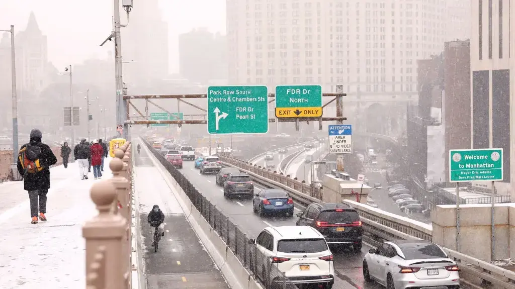 מכוניות על גשר ברוקלין בכניסה לניו יורק