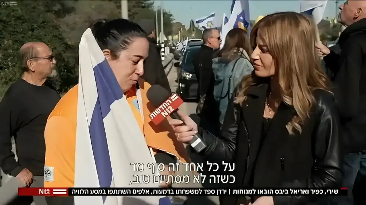 יולן כהן מראיינת משתתפת בהלוויית שירי, אריאל וכפיר ביבס