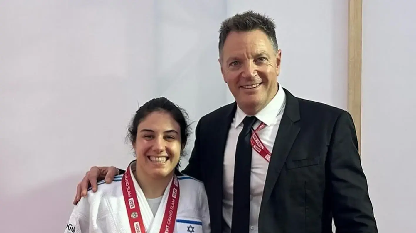 הג'ודאית הישראלית ענבל שמש עם מדליית כסף לאחר גרנד סלאם טשקנט לצד מאמנה שני הרשקו