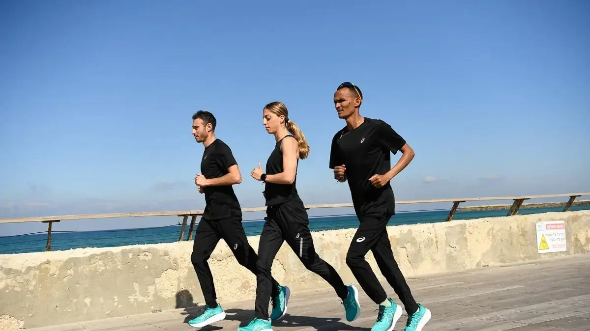 המותג היפני אסיקס השיק את נעלי הריצה ג'ל נימבוס 27