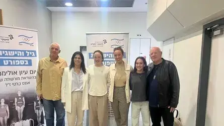 מימין לשמאל: גילי לוסטיג מנכ"ל הוועד האולימפי בישראל, ליהיא רז מתעמלת מכשירים, שלי בובריצקי שחיינית אמנותית, רותם גפינוביץ רוכבת אופניים באופני כביש, יעל ארד יו״ר הוועד האולימפי בישראל, פרופ' רוני לידור, נשיא המרכז האקדמי לוינסקי-וינגייט