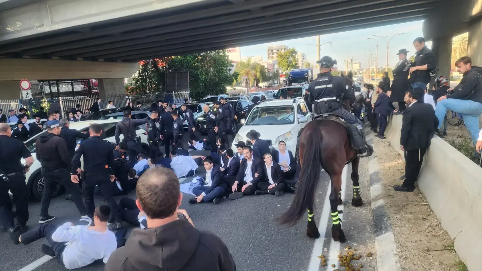 חרדים קיצוניים בהפגנה על מעצר עריק מהצבא, כביש 4 סמוך לבני ברק, 2 במרץ 2025