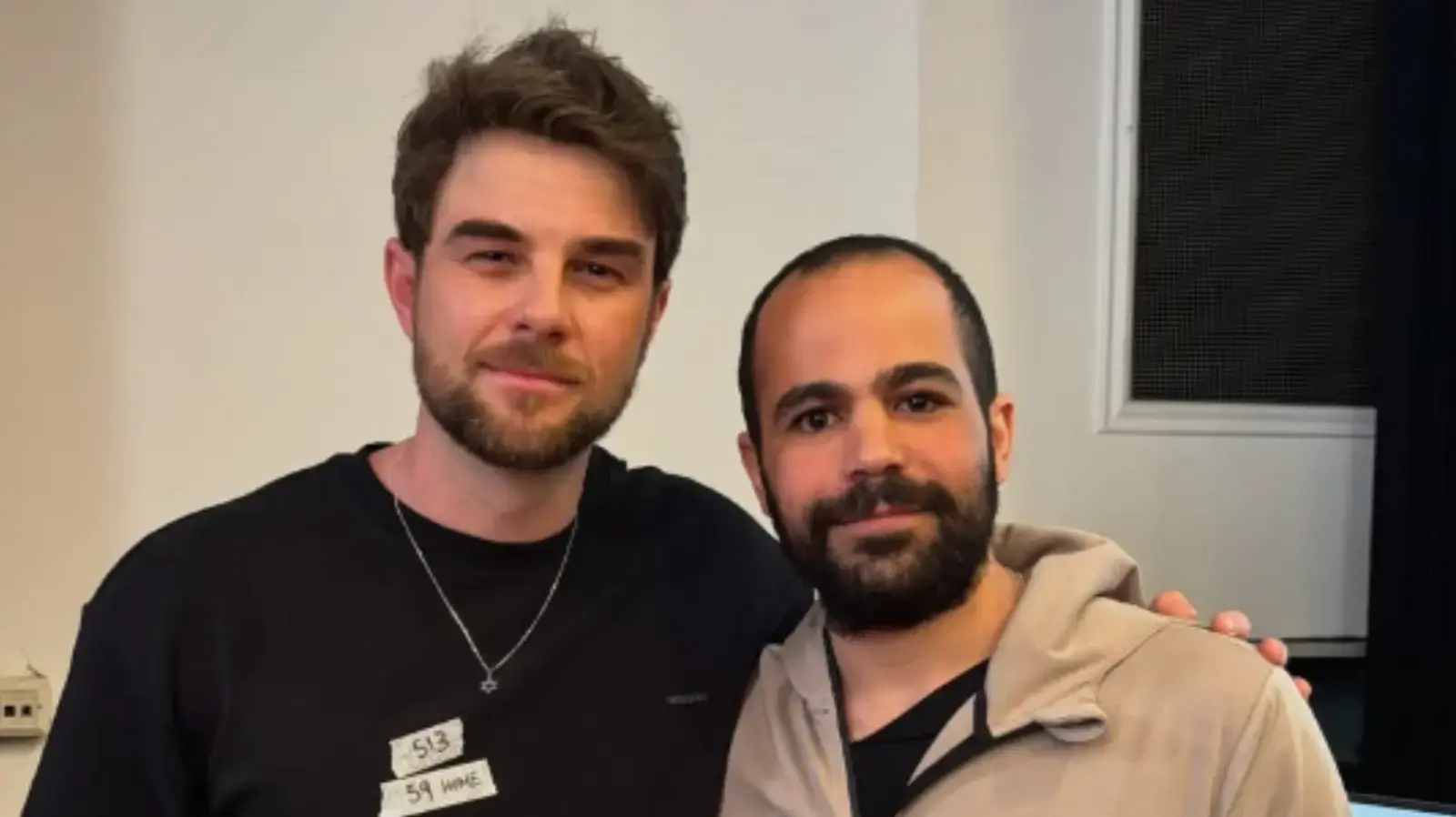 ירדן ביבס והשחקן נת'ניאל בוזוליק