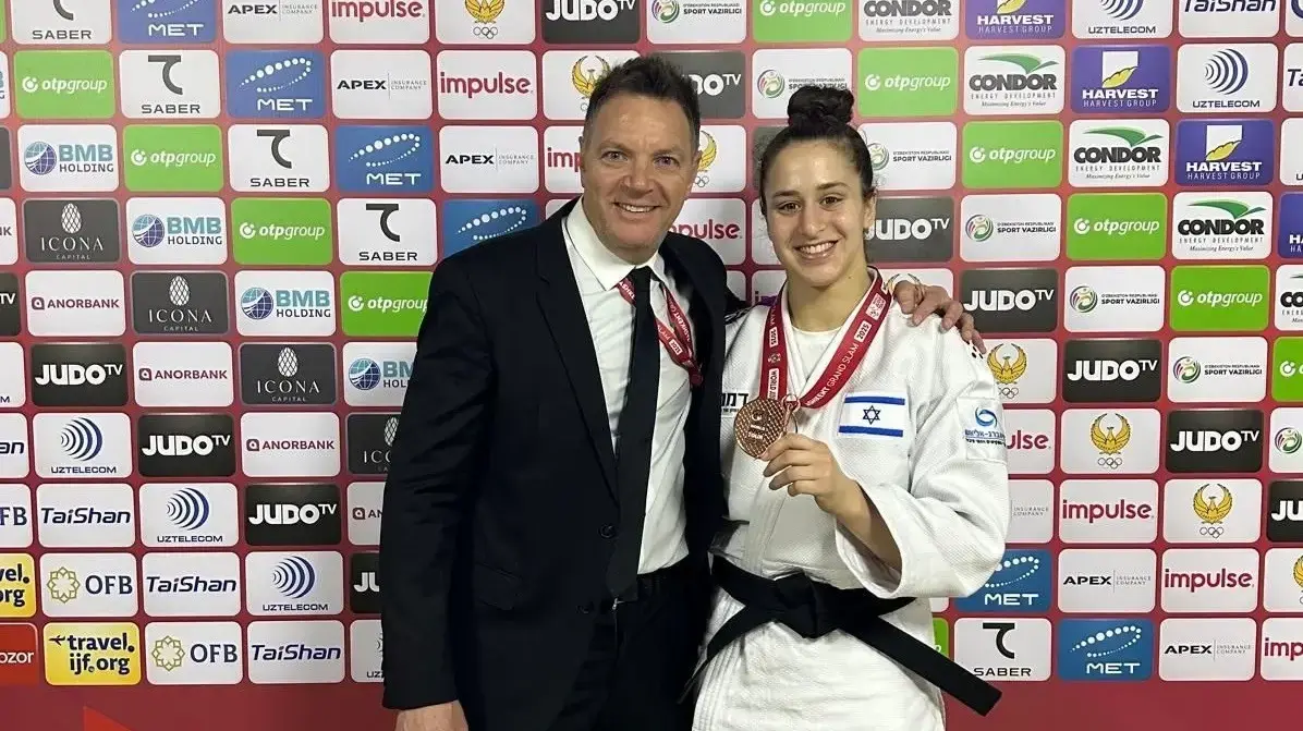 הג'ודאית הישראלית ענבר לניר עם מדליית ארד לאחר גרנד סלאם טשקנט לצד מאמנה שני הרשקו