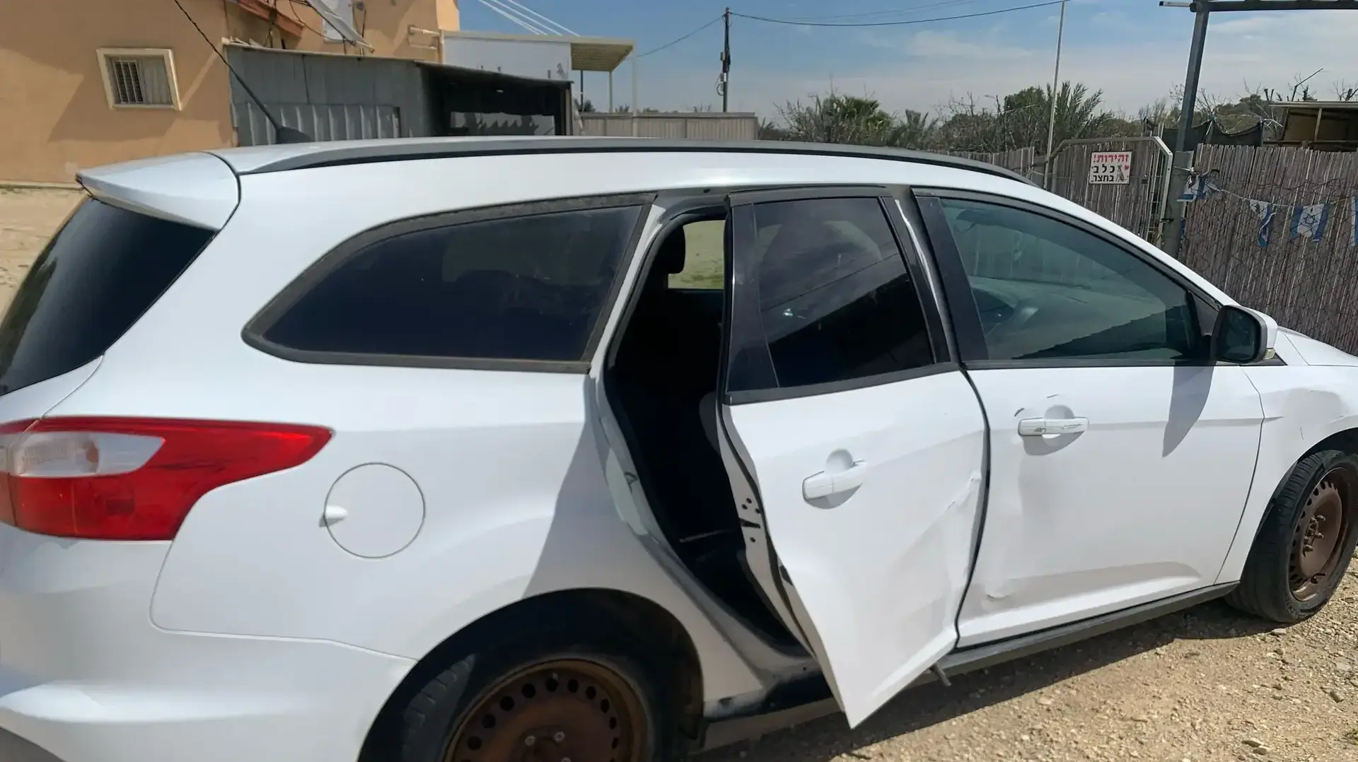 אחת המכוניות שהושחתה בשדה צבי