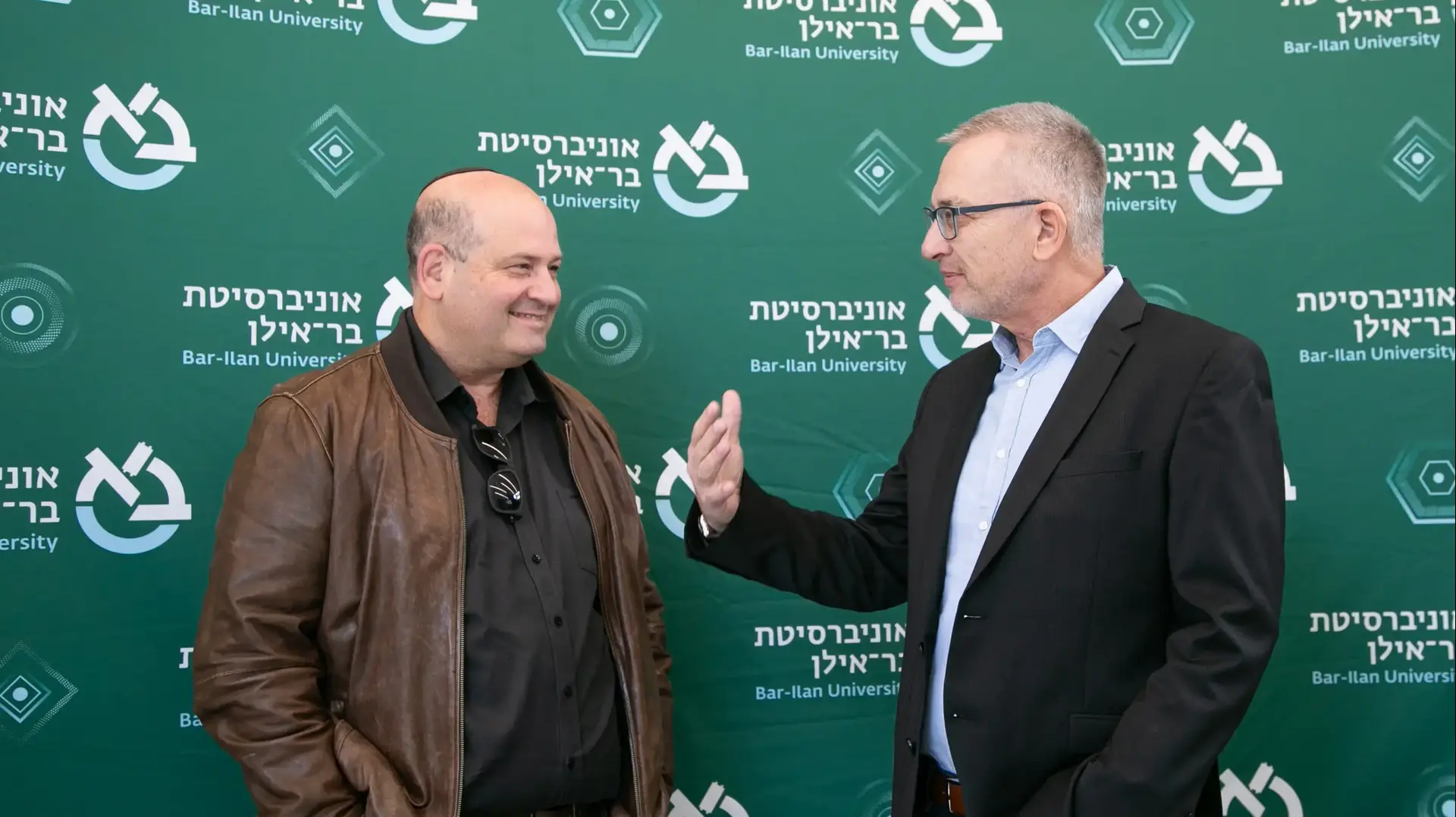 מימין: דניאל מילוא, מנכ"ל אלקטרה FM וזהר ינון, מנכ"ל ומשנה בכיר לנשיא האוניברסיטה
