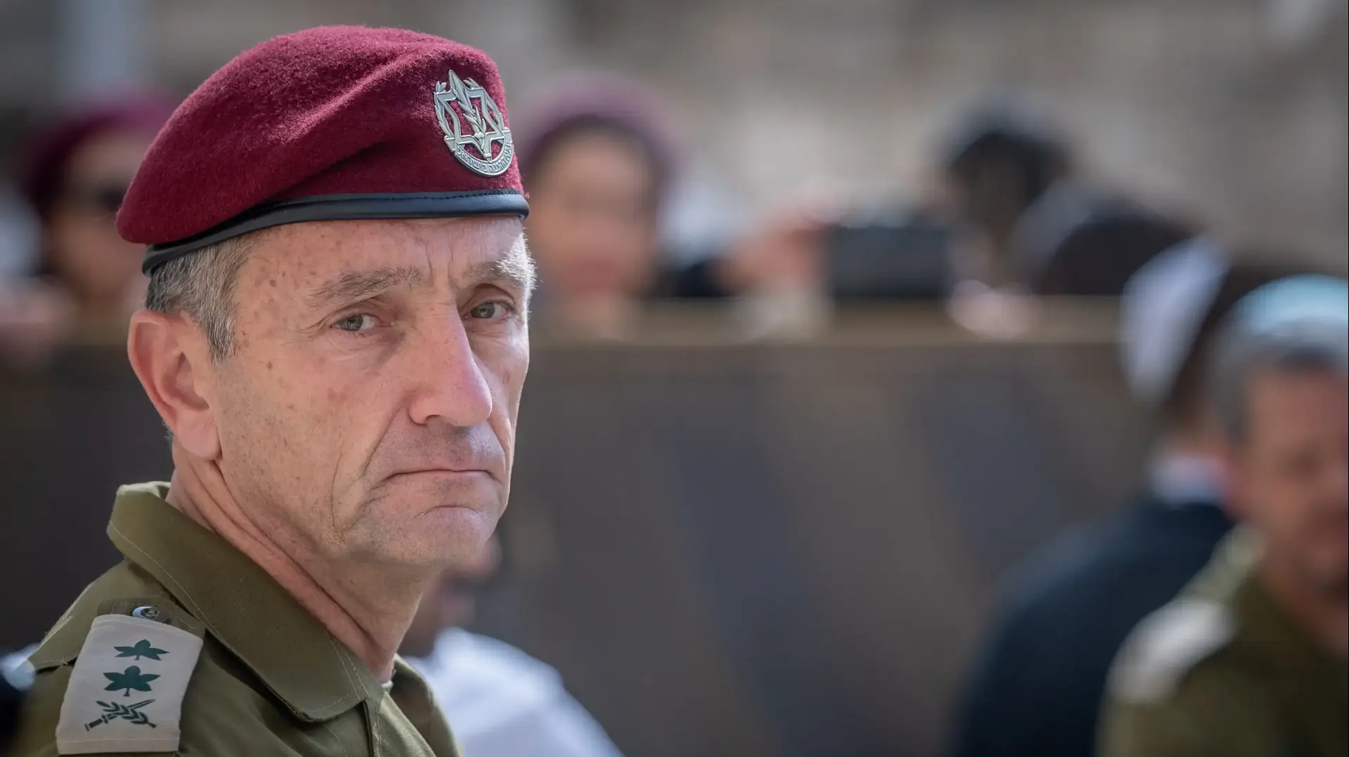 הרמטכ"ל היוצא  ,הרצי הלוי והרמטכ"ל הנכנס, אייל זמיר בכותל המערבי עם רב הכותל, ירושלים , 5 במרץ 2025