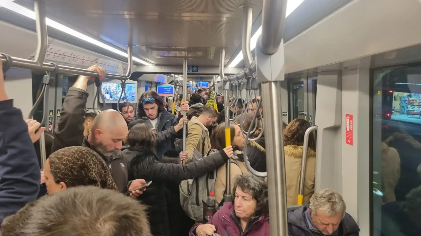צפיפות ברכבת הקלה בירושלים