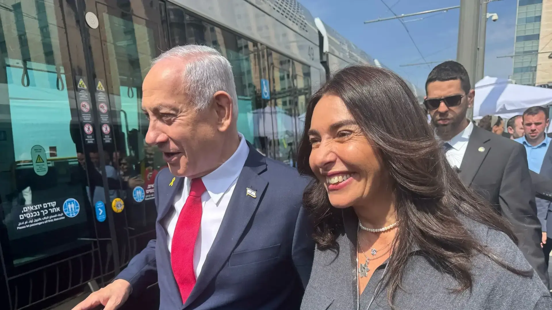 מירי רגב ובנימין נתניהו חונכים את הרכבת הקלה לעין כרם שבועיים לאחר התחילת השירות ותוך הפסקתו ל-24 שעות