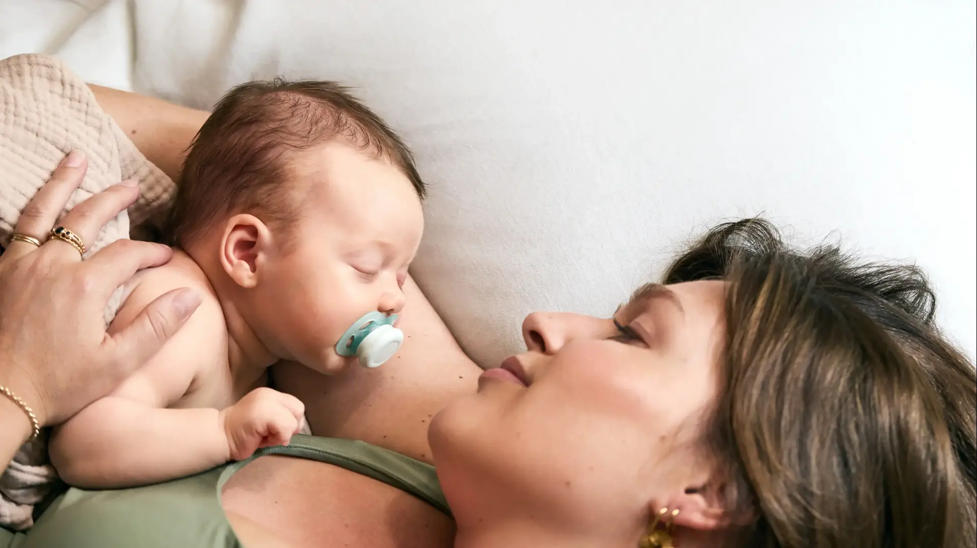 תינוק עם מוצץ של Philips Avent לצד אמא שלו