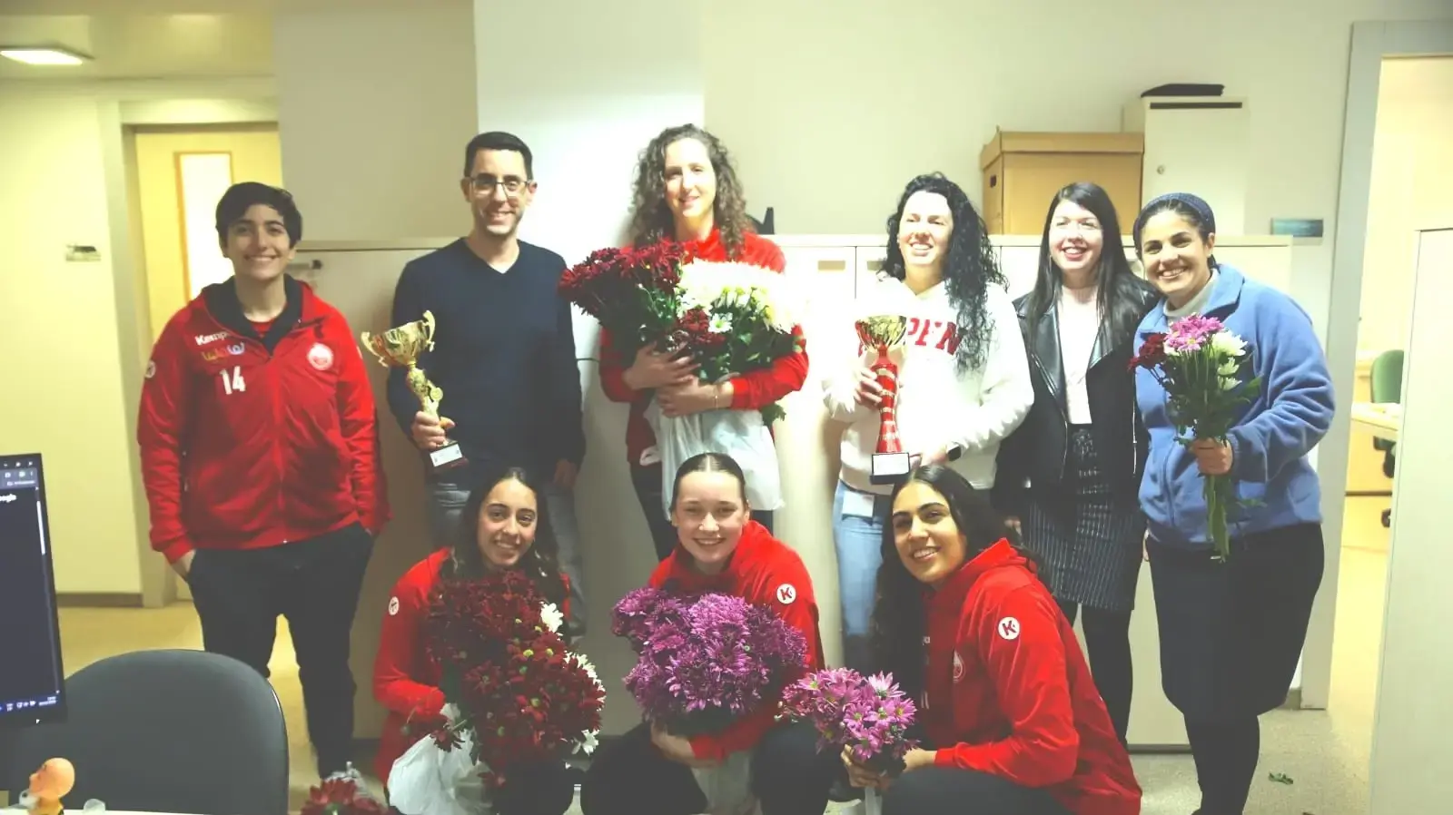 שחקניות הפועל ב"ש-דימונה חגגו עם עובדות ICL ביום האישה