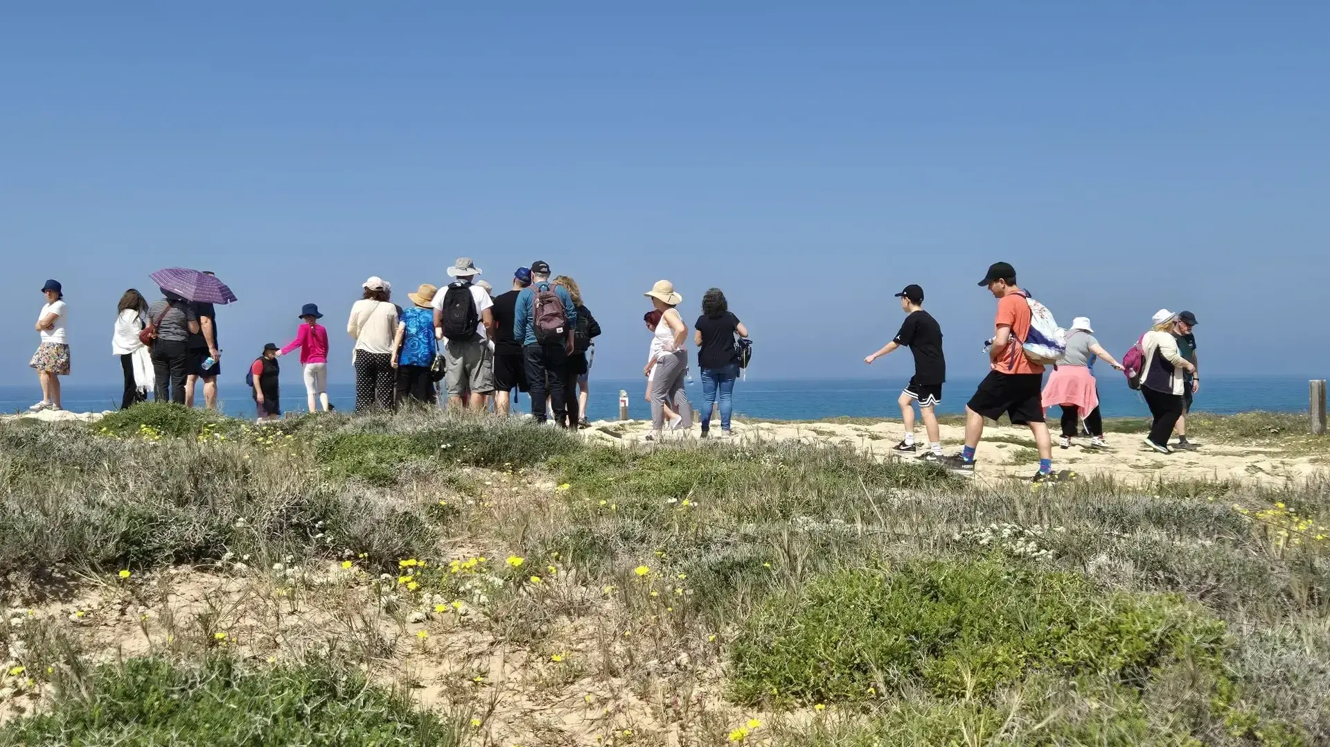 מטיילים בחוף הבונים
