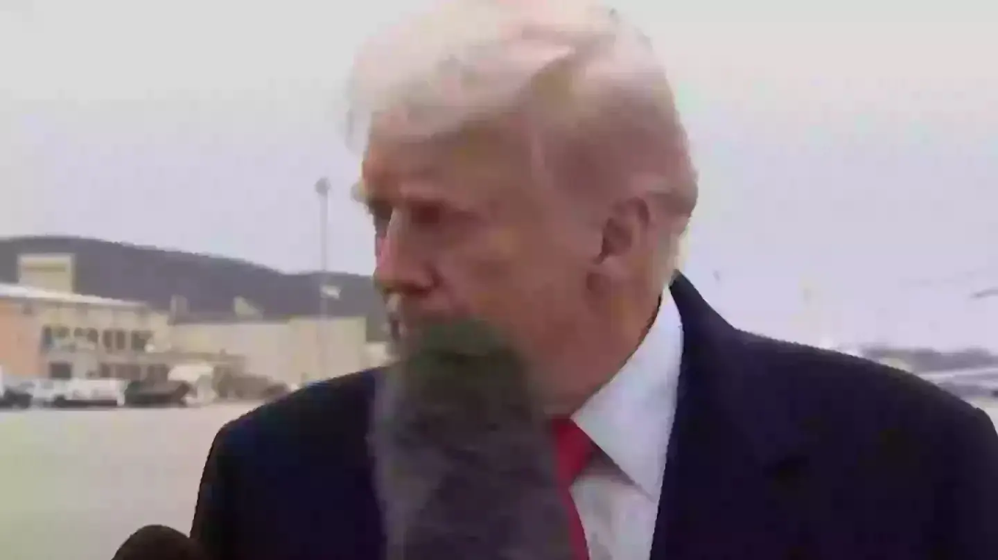 נשיא ארצות הברית דונלד טראמפ עונה לשאלות כתבים בבסיס אנדרוז במרילנד