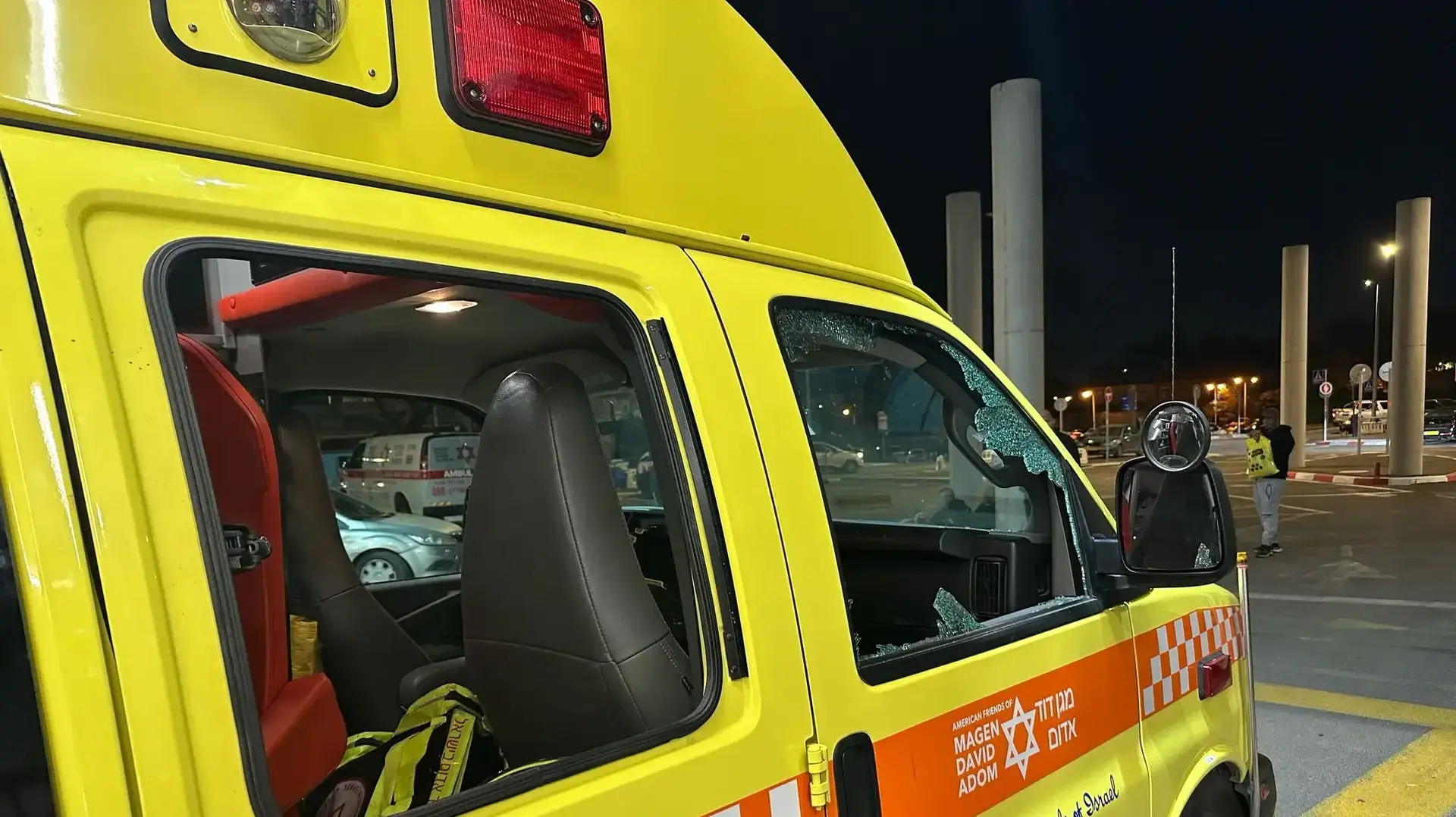 אמבולנס מד"א, הותקף לאחר פינוי נפגע תאונת דרכים ליד הכפר מצר, וחלונו נופץ